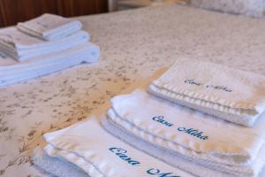 a group of towels sitting on a table at Casa Miha in Sintra +35 photos