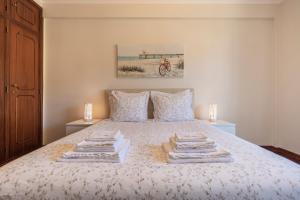 sypialnia z łóżkiem z ręcznikami w obiekcie Casa Miha w mieście Sintra