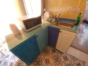 a small kitchen with a sink and a microwave at Triesti Home in Victoria +36 photos