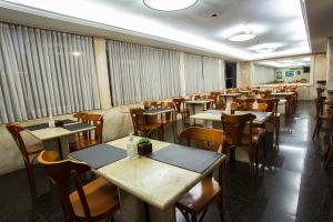 Um restaurante ou outro lugar para comer em Savassi Hotel