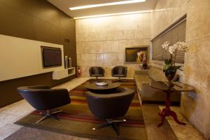 Uma área de estar em Savassi Hotel