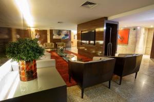 Uma área de estar em Savassi Hotel