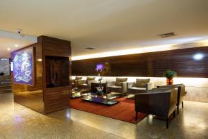 Uma área de estar em Savassi Hotel