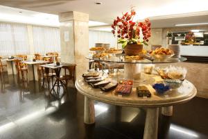 Comida no hotel ou em algum lugar perto