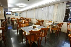 Um restaurante ou outro lugar para comer em Savassi Hotel