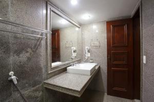 Um banheiro em Savassi Hotel