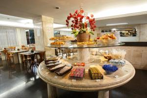 Comida no hotel ou em algum lugar perto