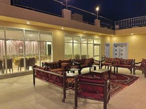 a large living room with couches and a couch at منتجع راحتي بيوت عطلات in Taif
