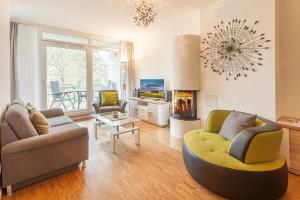 ein Wohnzimmer mit zwei Sofas und einem Kamin in der Unterkunft DünenResort Binz DünenResort Binz 125 in Binz