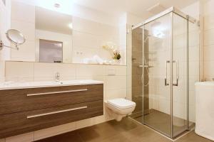 ein Badezimmer mit Toilette und Glasdusche in der Unterkunft DünenResort Binz DünenResort Binz 125 in Binz