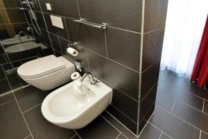 a bathroom with a toilet and a sink at Resort Deichgraf Resort Deichgraf 31-02 in Wremen