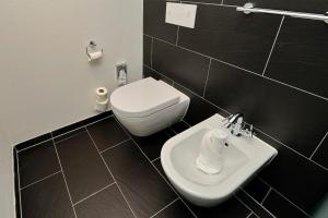 弗雷門的住宿－Resort Deichgraf Resort Deichgraf 31-13，浴室配有白色卫生间和盥洗盆。