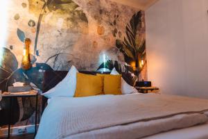 sypialnia z łóżkiem z żółtymi poduszkami w obiekcie FeWo Time Out 2 w mieście Vreden