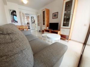 sala de estar con sofá y mesa en gemelos 4 playa levante, en Benidorm