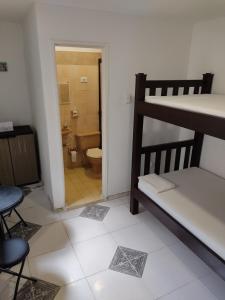 ein Zimmer mit einem Etagenbett und einem Badezimmer mit Toilette in der Unterkunft Hotel San Telmo in Buga + 72 Fotos