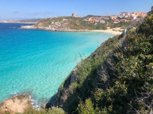 uitzicht op een strand vanaf een heuvel bij B&B Rosa dei Venti in Santa Teresa Gallura