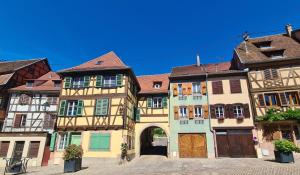 バールにあるAppartement spacieux - cœur historique de la villeの通りの古民家群