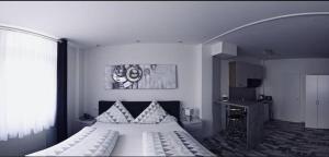 Un dormitorio con una gran cama blanca y una ventana en Moderne Wohnung Schwarzwald - In bester Lage direkt am Fluss en Bad Wildbad