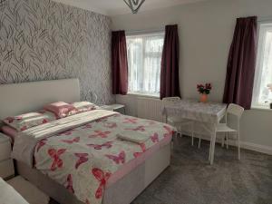 Postel nebo postele na pokoji v ubytování Home accommodation