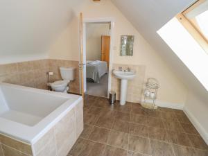 Koupelna v ubytování Oak Cottage + 36 fotografií