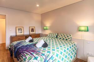 um quarto com uma cama e 2 candeeiros em Your Azorean Home RRAL 3378 em Ribeira Grande