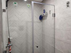 una ducha con puerta de cristal en un baño en L'Orchidée de Kénitra, en Kenitra 42 fotos más