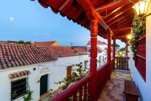 un balcone di una casa con ringhiera rossa di Hotel Jardines Evans By GEH Suites a Mompós