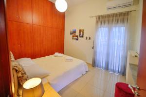 A bed or beds in a room at Mpoulakis Apt 98