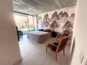a bedroom with a bed and a desk and a chair at CAEaCLAVELES in La Pereda de Llanes