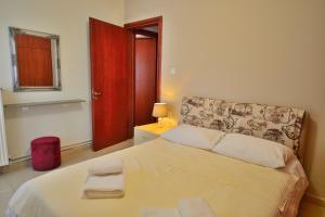 A bed or beds in a room at Mpoulakis Apt 98