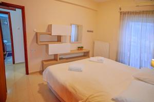 A bed or beds in a room at Mpoulakis Apt 98
