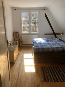 a bedroom with a bed and a window at Ravenna Lodge in Breitnau