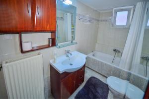 A bathroom at Mpoulakis Apt 98