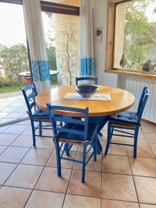 サン・パンタレオにあるLa casa bluの木製テーブル(椅子付)、ボウル