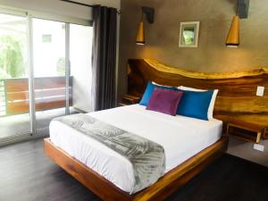 Postel nebo postele na pokoji v ubytování Hotel FAREMITI Uvita + 26 fotografií