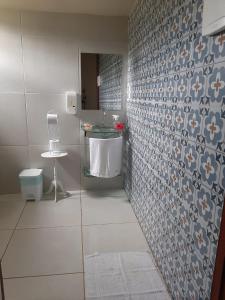 baño con lavabo y pared de azulejos en Casa da Marluce, en Fernando de Noronha