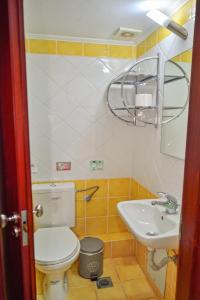 A bathroom at Mpoulakis Apt 98