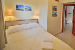 A bed or beds in a room at Mpoulakis Apt 98