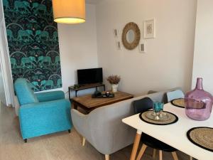 Televízia a/alebo spoločenská miestnosť v ubytovaní Apartamento Residencial Al Andalus 117, La Barrosa, Chiclana, Incluye parking a unos metros del mar