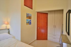 A bed or beds in a room at Mpoulakis Apt 98