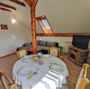 - une salle à manger avec une table et un canapé dans l'établissement Apartments Sanja, à Rakovica