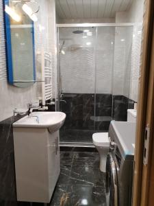 uma casa de banho com um lavatório, um WC e um chuveiro em OUR House em Vagharshapat