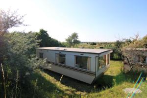 uma pequena casa no meio de um campo em Bungalow, Adler am See em Zirkow