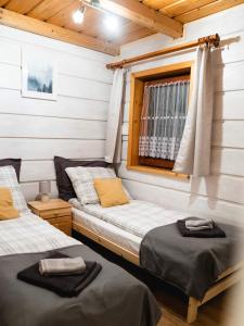 - 2 lits dans une chambre avec fenêtre dans l'établissement Domki U Uli, à Wisła