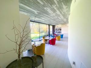 a room with chairs and tables and a ceiling at CAEaCLAVELES in La Pereda de Llanes