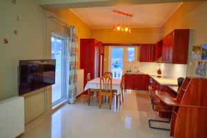 A kitchen or kitchenette at Mpoulakis Apt 98