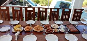Thimaya Resort في هاتون: طاولة خشبية عليها صحون طعام