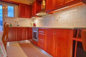 A kitchen or kitchenette at Mpoulakis Apt 98