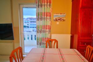 A television and/or entertainment centre at Mpoulakis Apt 98
