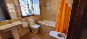 Koupelna v ubytování Hotel Meson de L’Ainsa + 37 fotografií